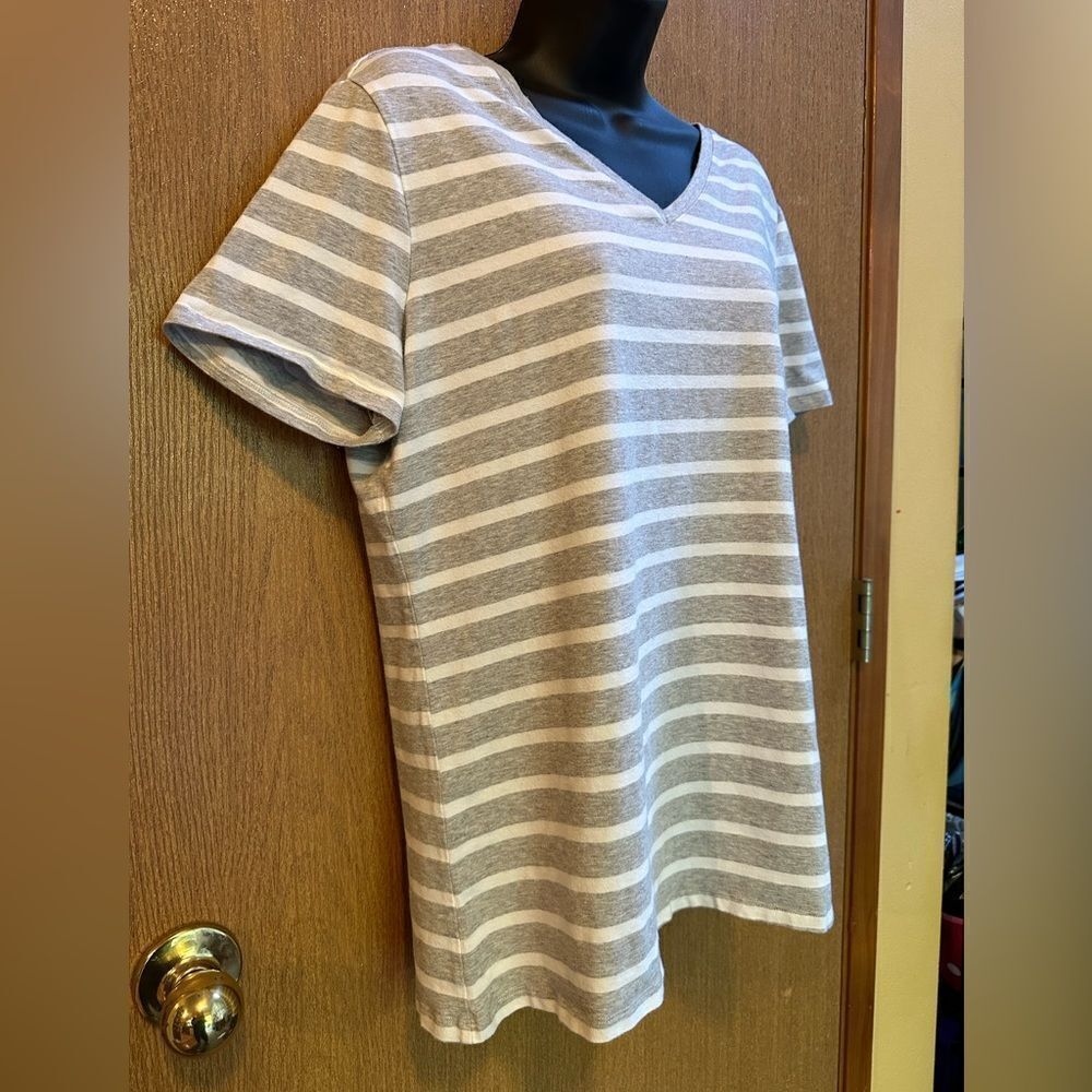 Short Sleeve T-shirt V-Neck Gray and white Stripe | Women Size XL